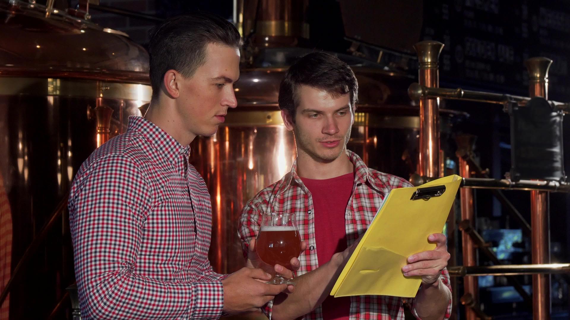 两名酿酒商在酿酒厂检查手工啤酒视频的预览图