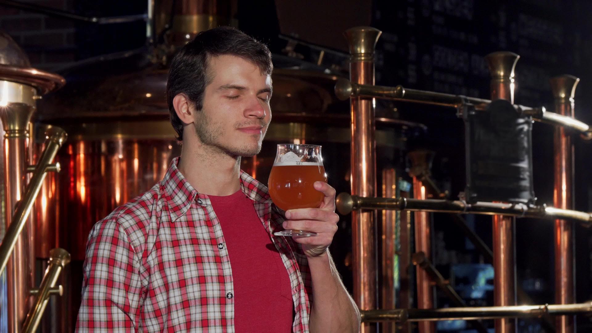 专业酿酒商闻到新鲜酿造的工艺啤酒视频的预览图