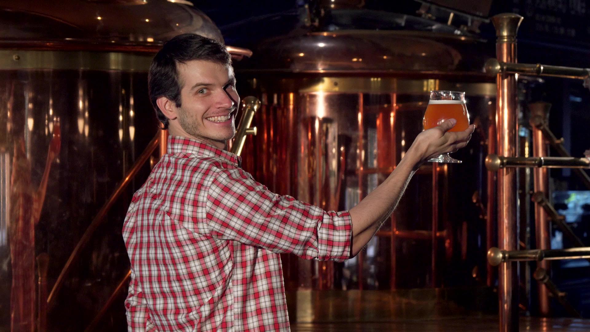 一个快乐的酿酒师在检查完啤酒后举起拇指视频的预览图
