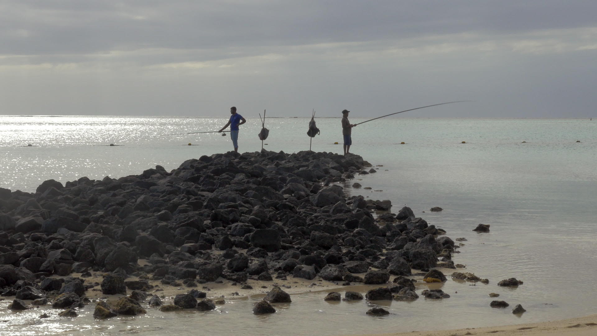 两个男人在海岸钓鱼视频的预览图