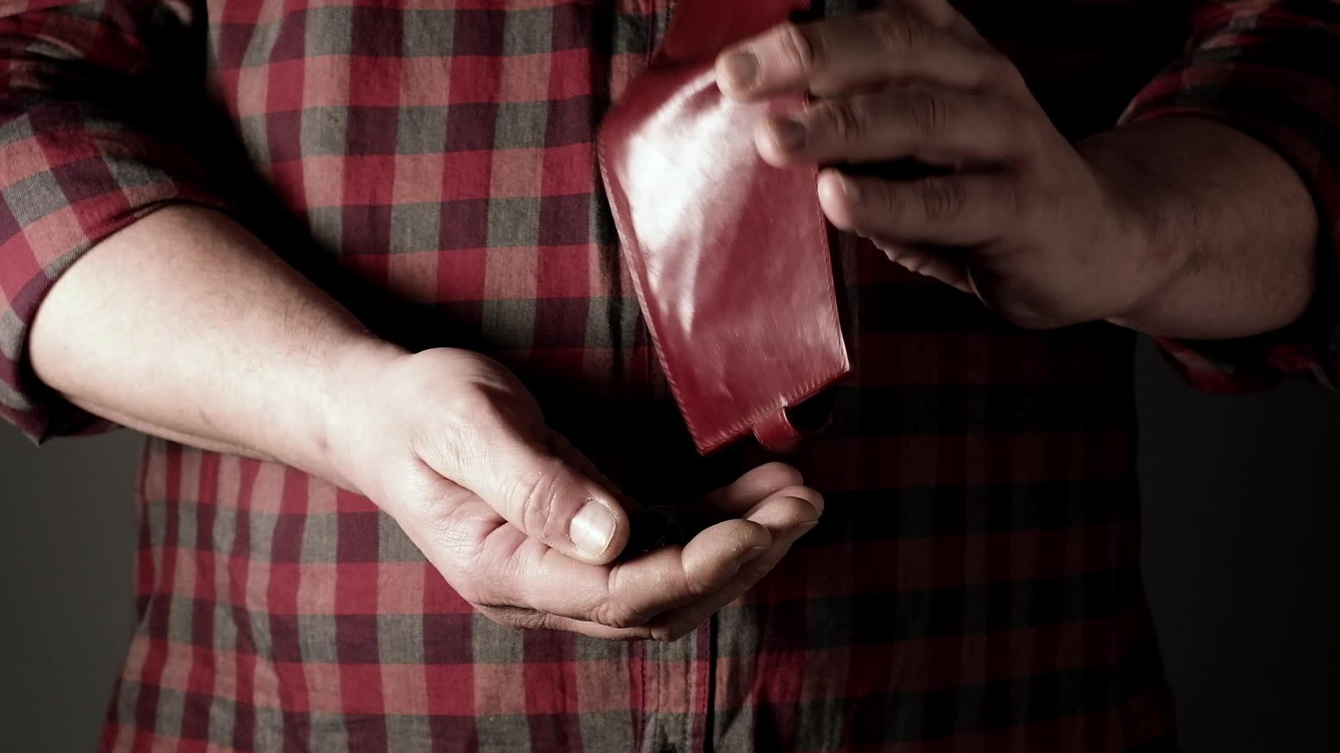 男人穿着红色衬衫倒满了催眠硬币视频的预览图