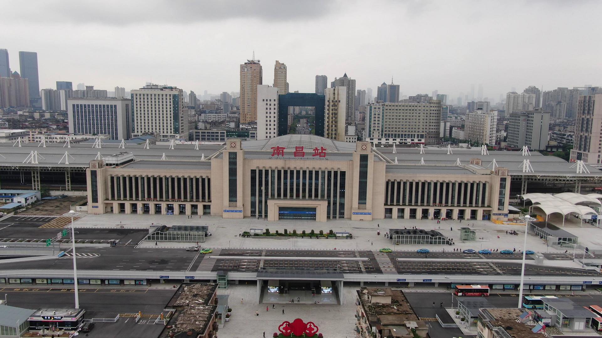 航拍江西南昌火车站交通视频的预览图