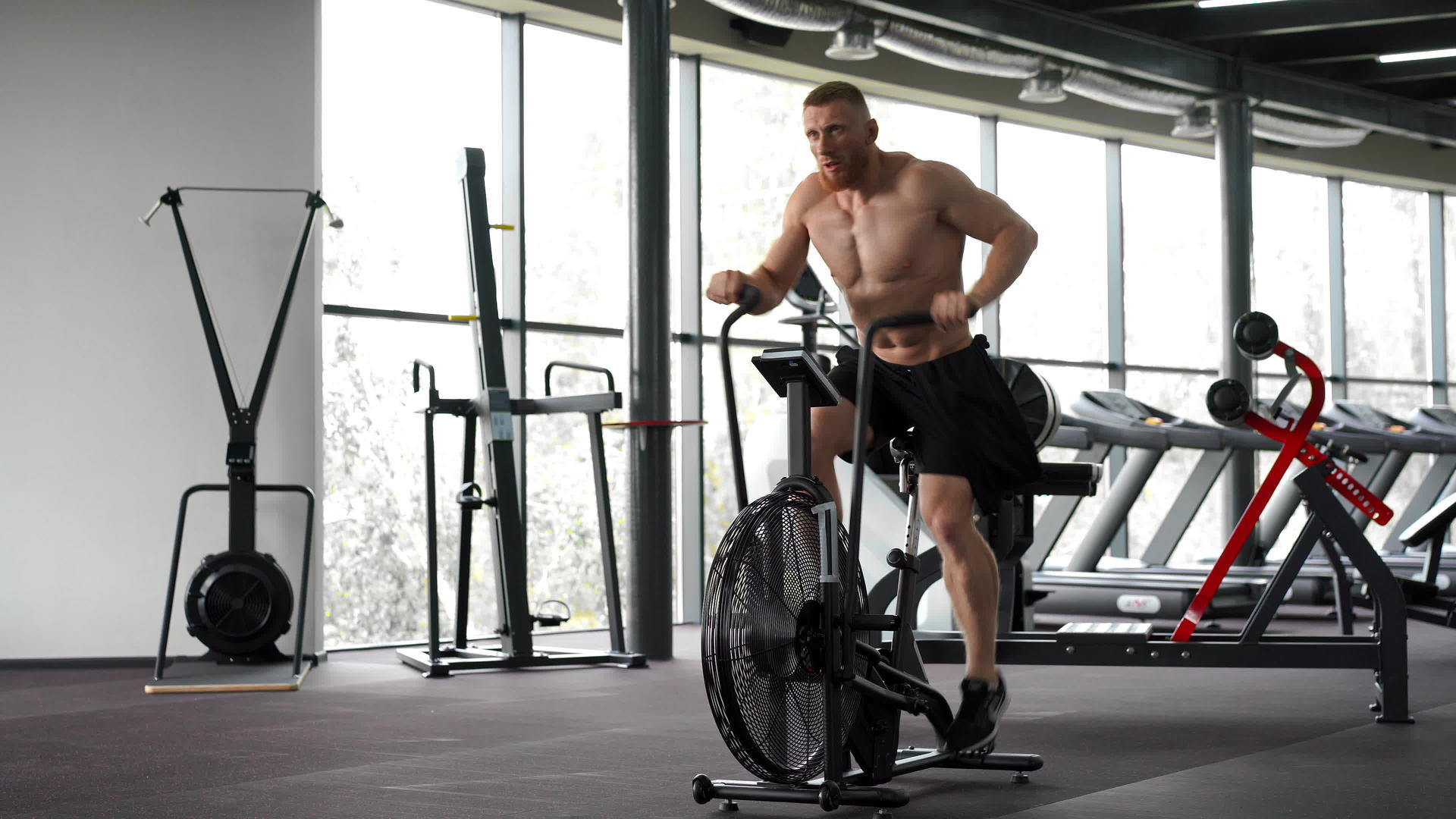 男性运动健康使用空中自行车心理锻炼功能健身男性单位视频的预览图