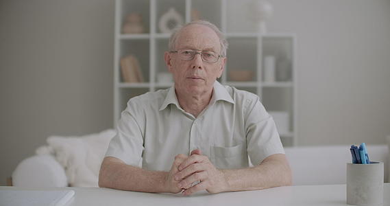 退休男子通过在线聊天客厅中的肖像互联网交流打招呼视频的预览图