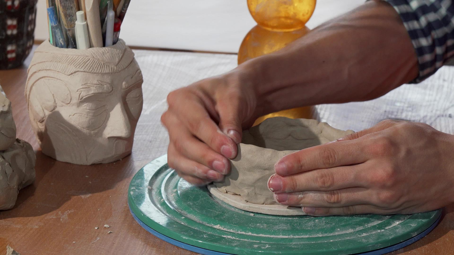 陶瓷艺术家塑造粘土在他的工作室创造碗碗视频的预览图