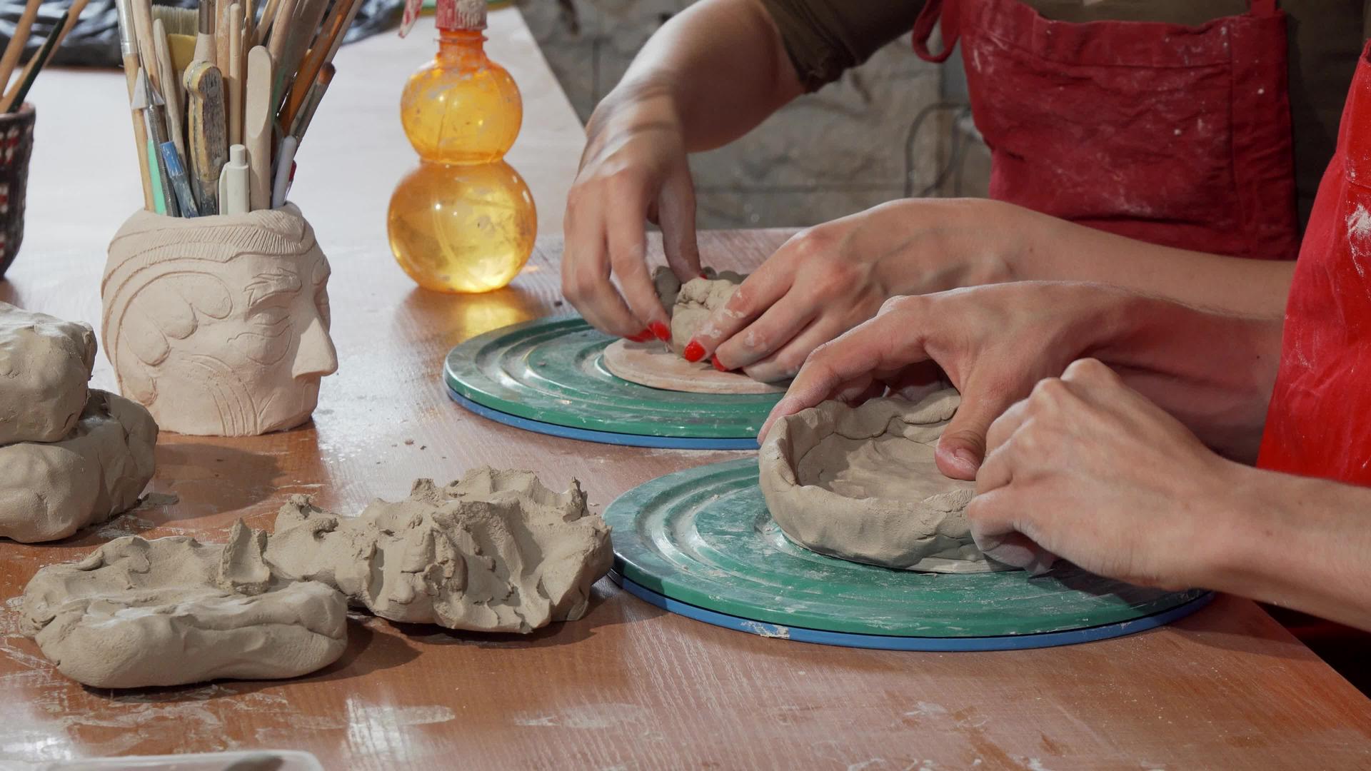 在陶瓷工作室从事土壤工作的专业陶瓷艺术家视频的预览图