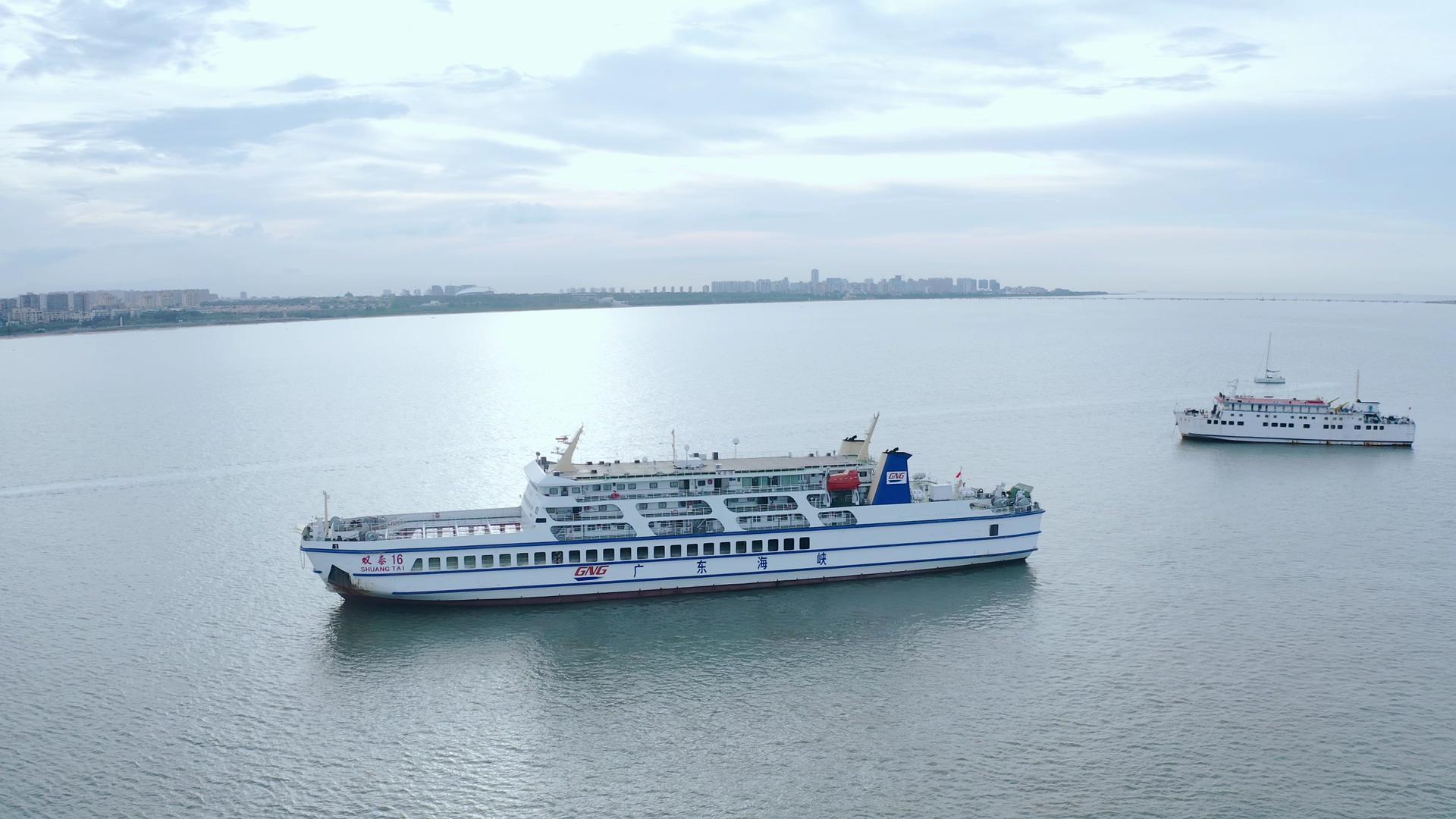 4K航拍广东海峡的大型游轮游船视频素材视频的预览图