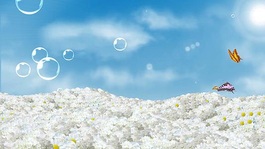 蓝天气泡上升白色花海视频的预览图