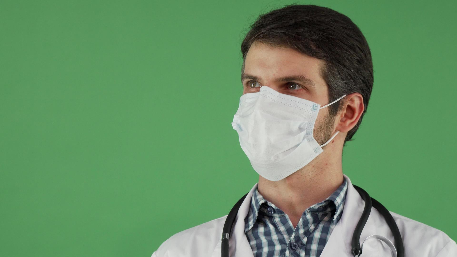 快乐的男医生戴着医用面具在镜头前微笑着视频的预览图