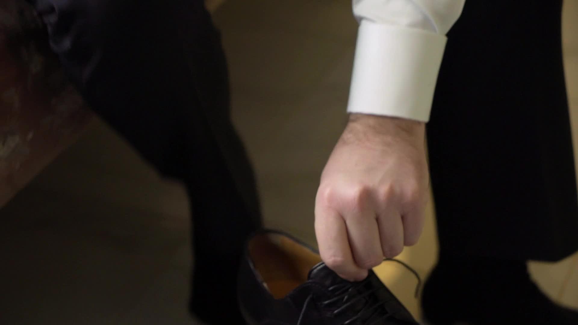 男人穿鞋和鞋带视频的预览图