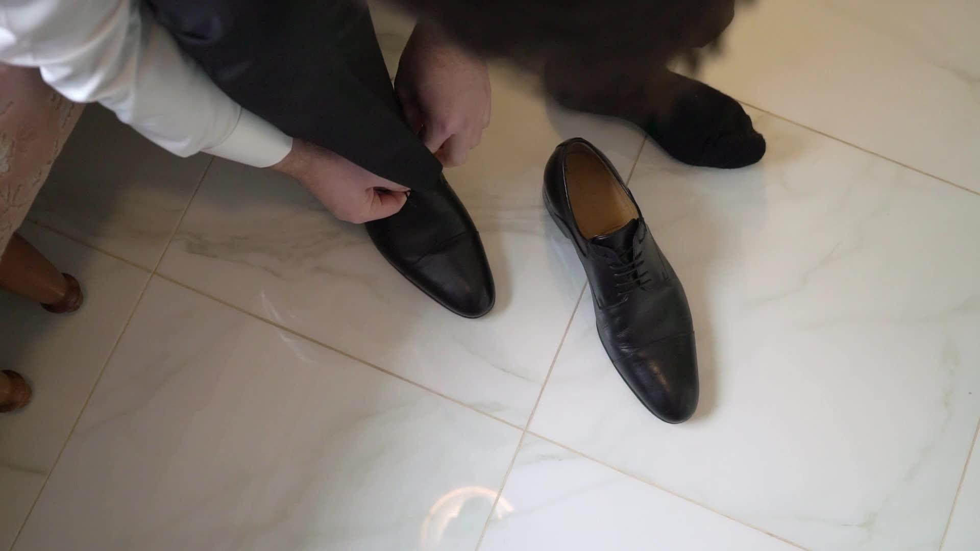 男人穿鞋和鞋带视频的预览图