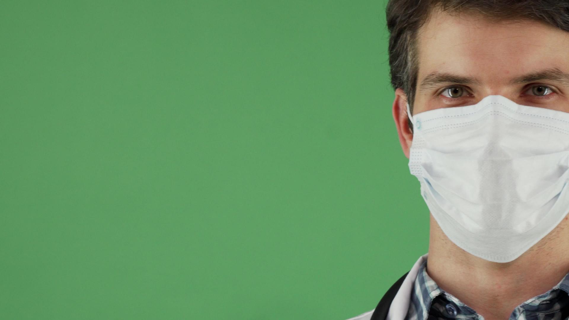 戴着医用面具的男性医生微笑着视频的预览图