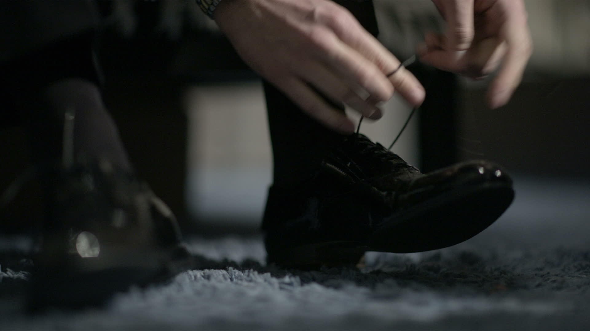 男子系皮鞋视频的预览图