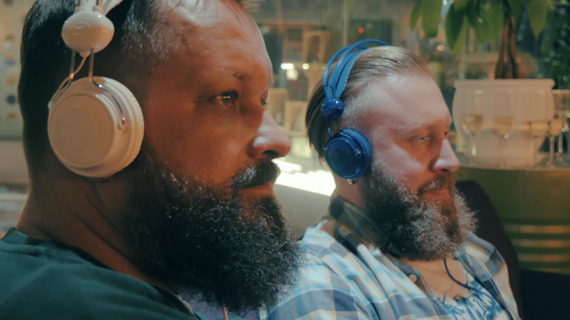戴耳机的胡须男子享受音乐视频的预览图