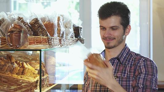 吸引人的年轻人在面包店买饼干视频的预览图