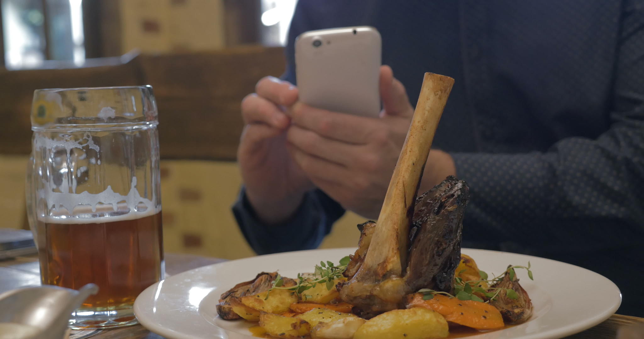 男性用手机拍摄配菜的照片视频的预览图