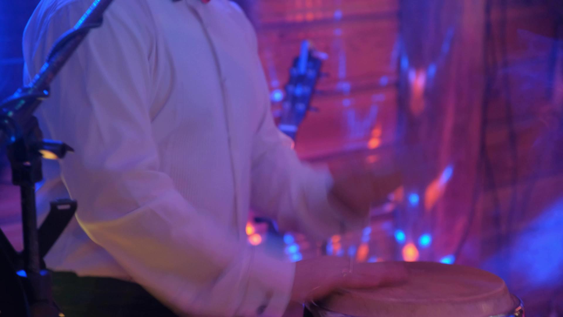 男人们有节奏地玩马拉卡斯舞蹈俱乐部视频的预览图