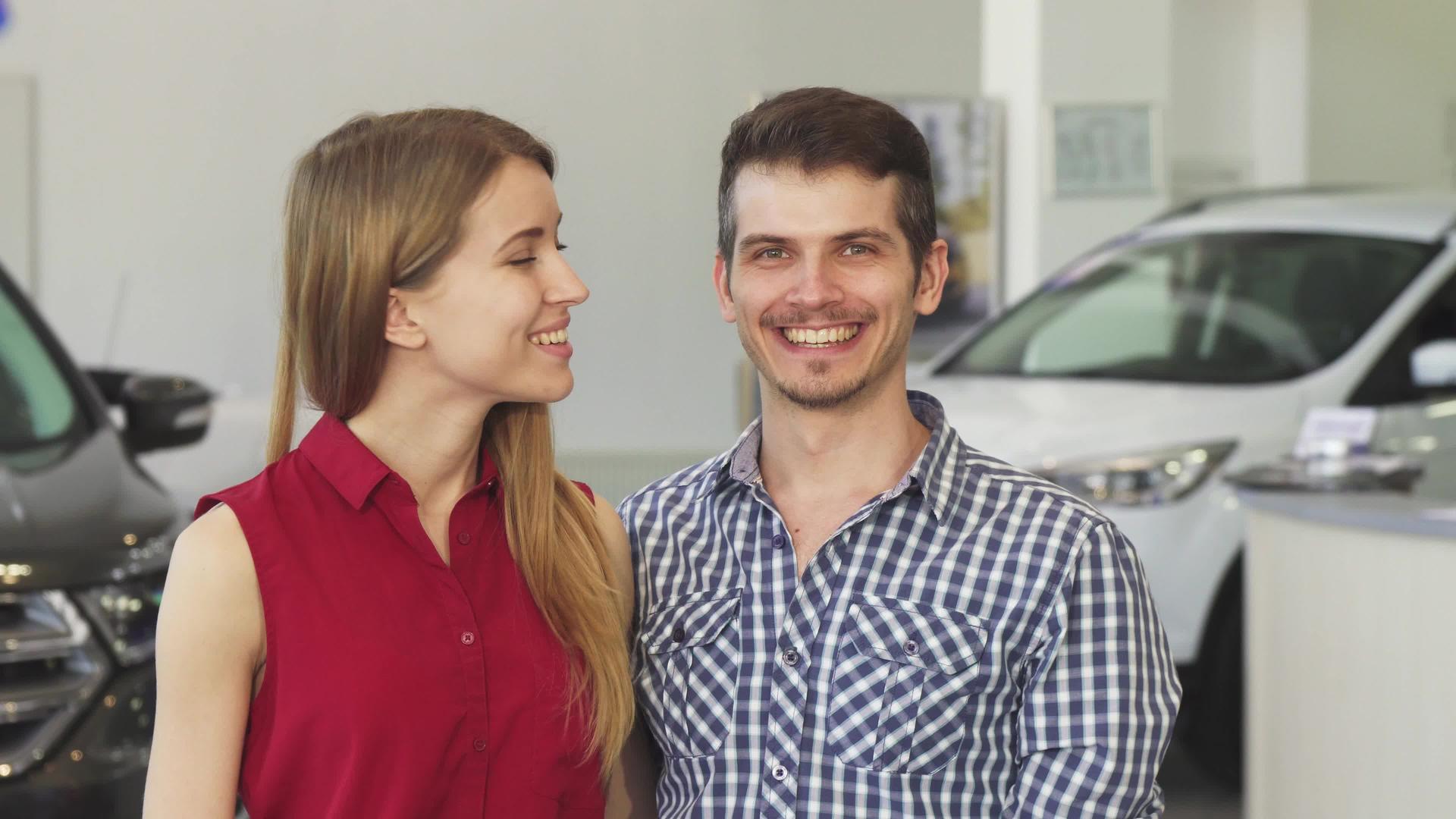 一对快乐的夫妇组装了新车的车钥匙视频的预览图