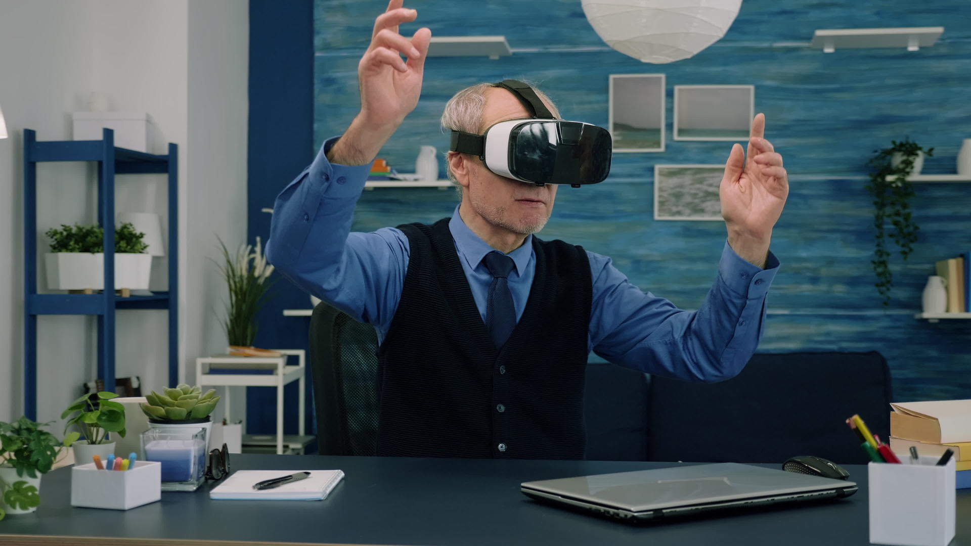 高级男性在客厅使用虚拟现实护目镜视频的预览图