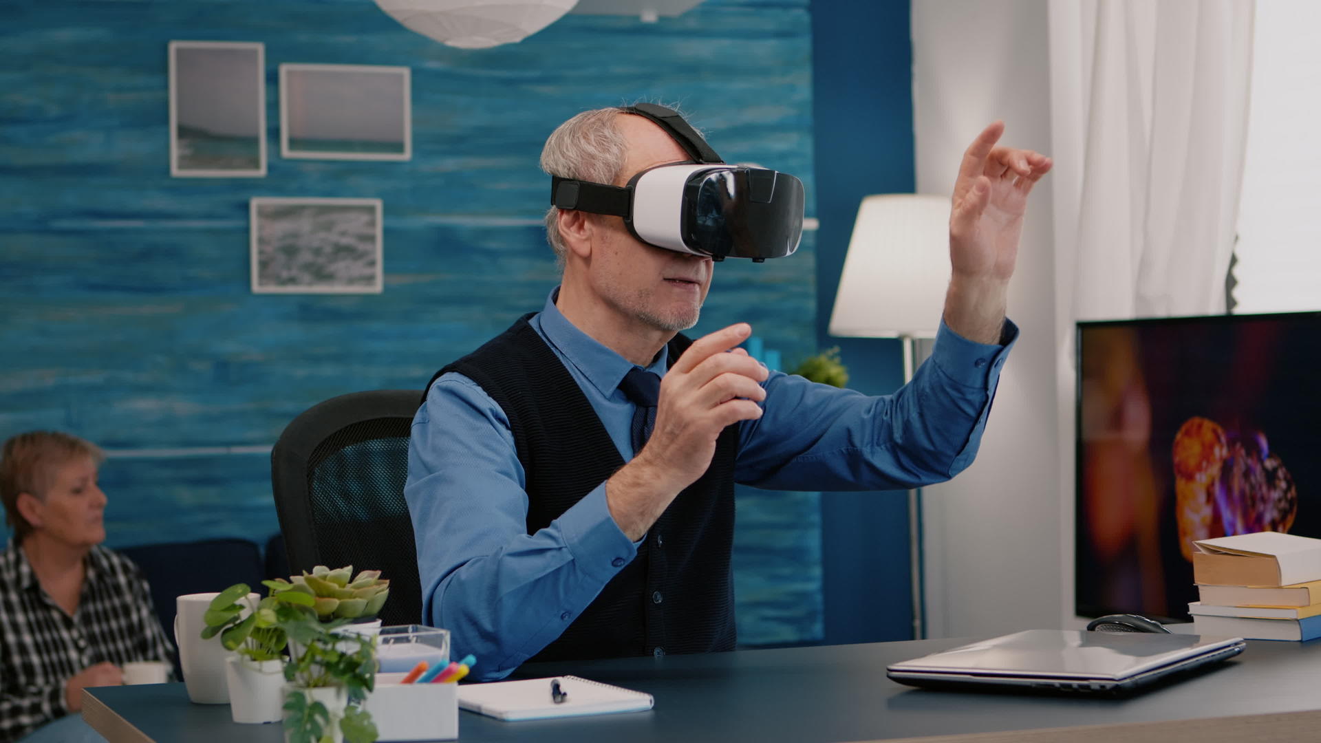 在客厅使用退休男子Vr体验虚拟现实的耳机视频的预览图