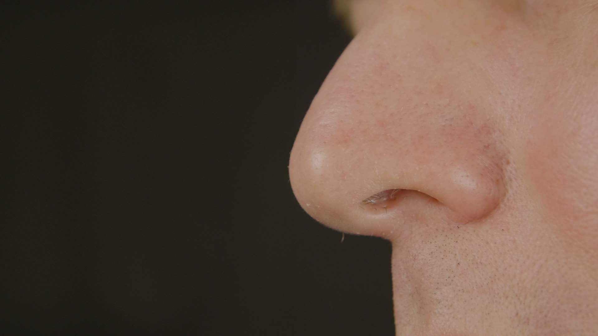 男人鼻子近视频的预览图
