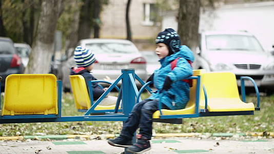 两个孩子骑着旋转木马视频的预览图