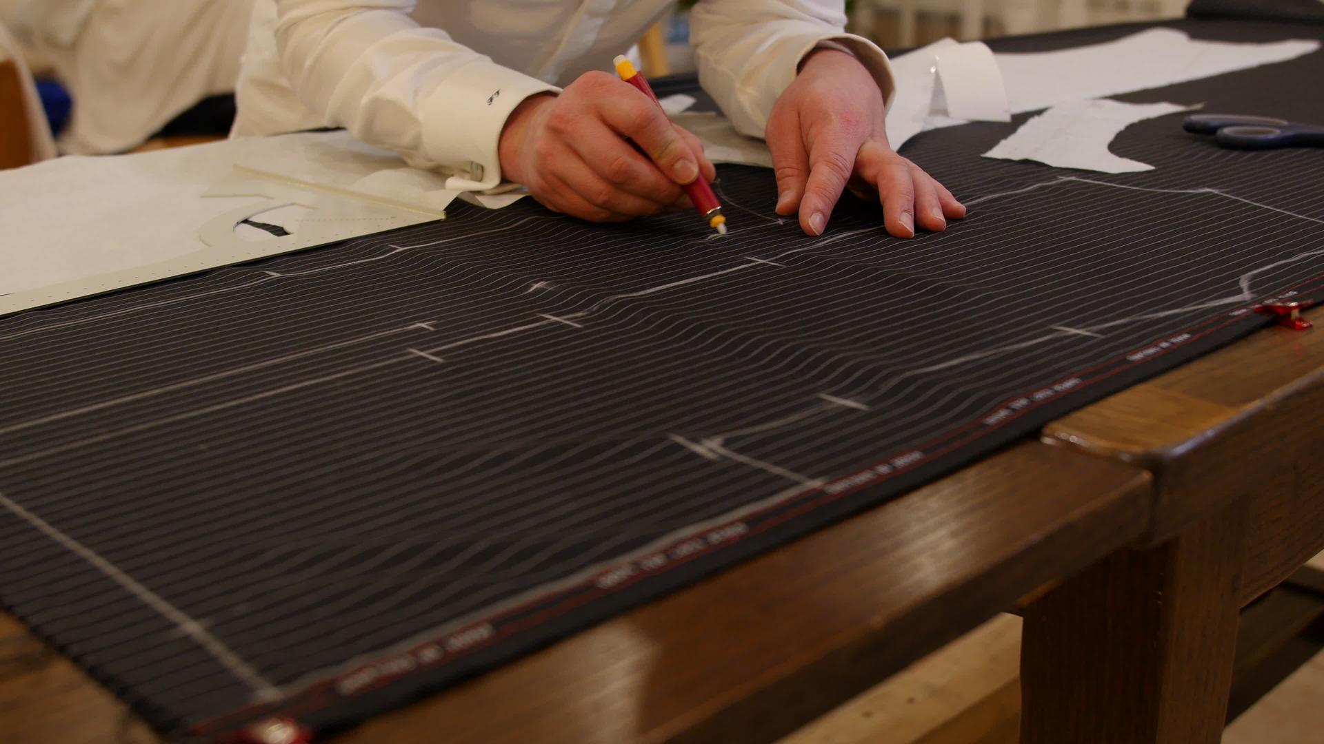 男裁缝在工作室画图案的手男人的手在羊毛织物上用粉笔视频的预览图