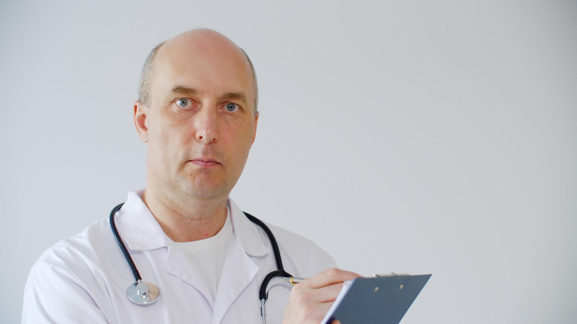 男医生在远程咨询患者面试时写医疗表格治疗师在诊所在线在线视频的预览图