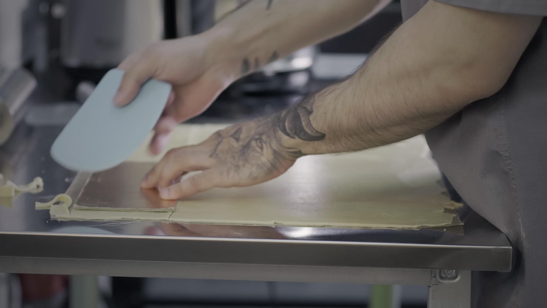 男人做糕点厨师视频的预览图