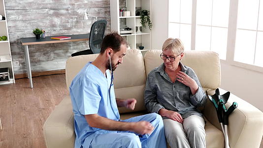 听男护士用听诊器听老妇人的心跳视频的预览图
