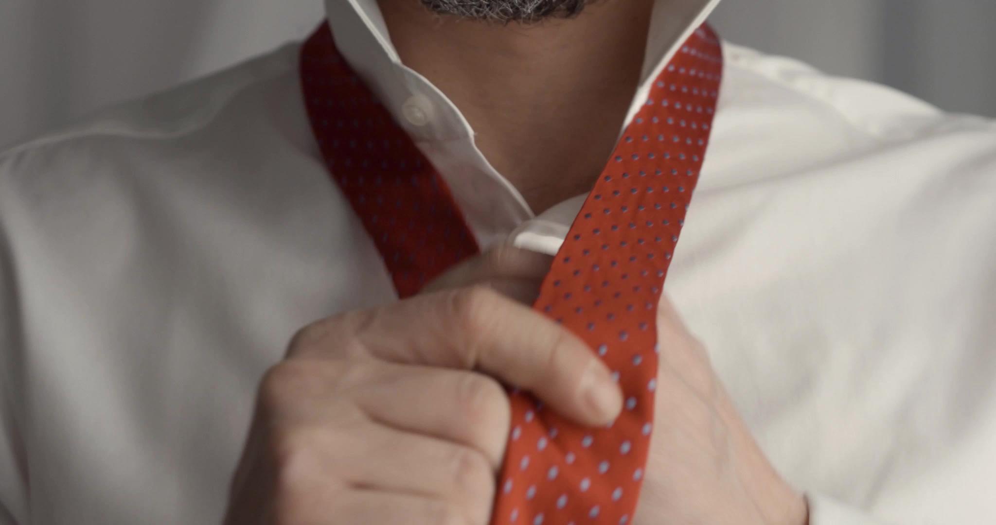 男人们在家里的脖子上打扮和领带视频的预览图