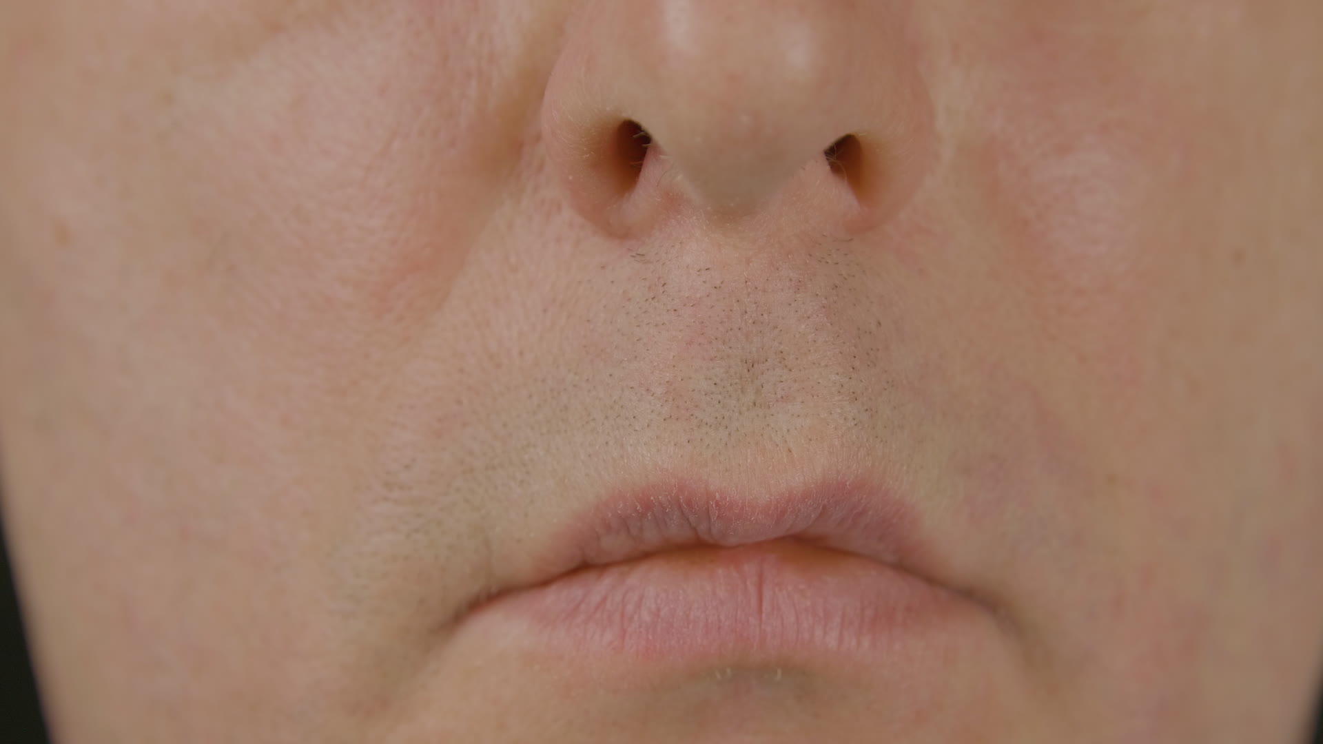 闭上男性的嘴唇和鼻子清洁剃须的男性脸部分视频的预览图