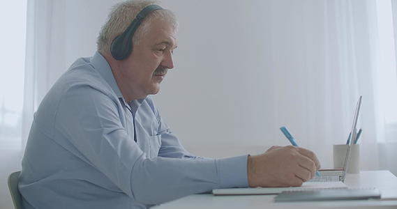 老年男性律师使用笔记本电脑通过互联网咨询客户在线聊天视频的预览图