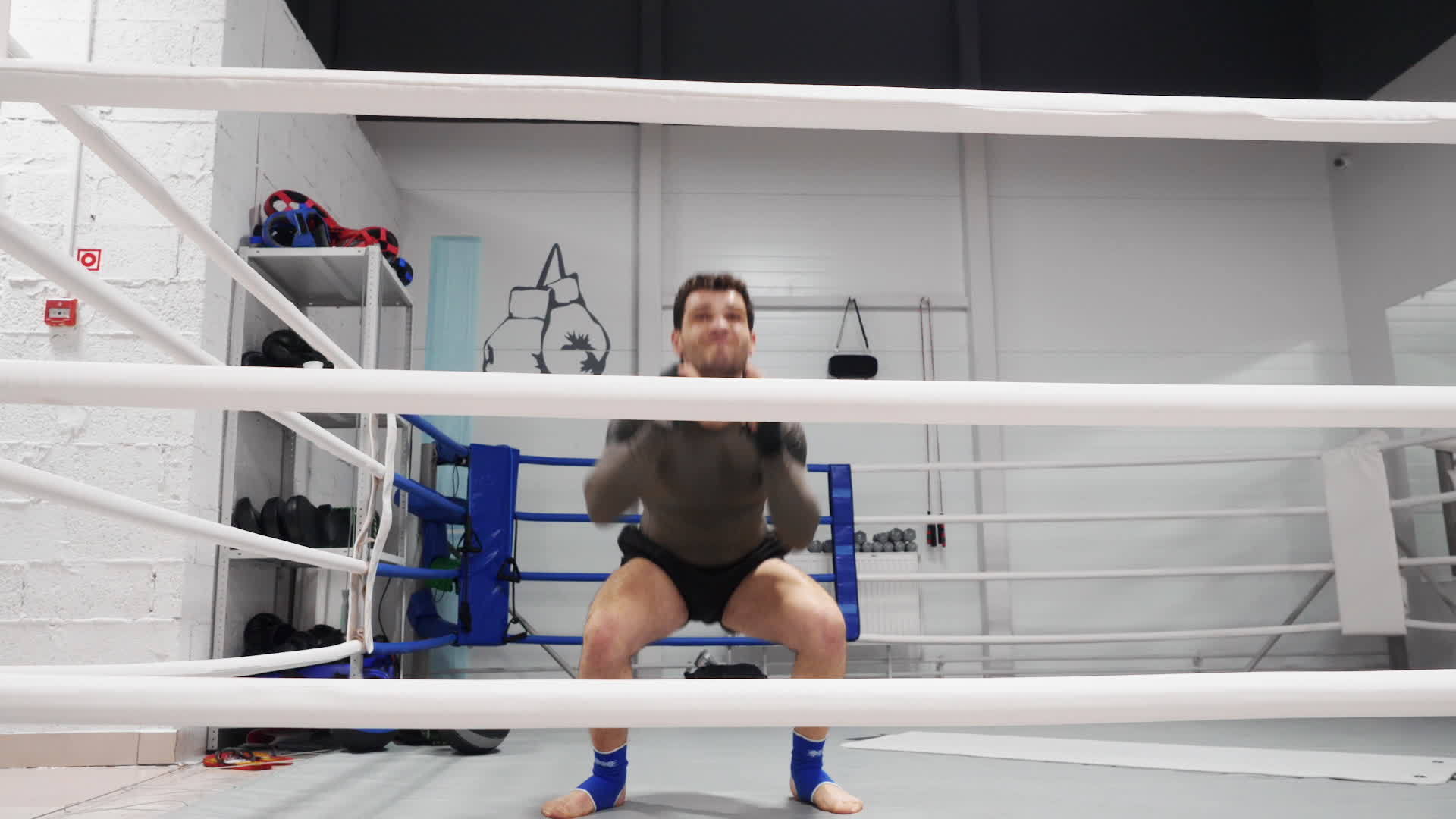 男性战斗机在拳击台上热身时跳跃拳击手视频的预览图