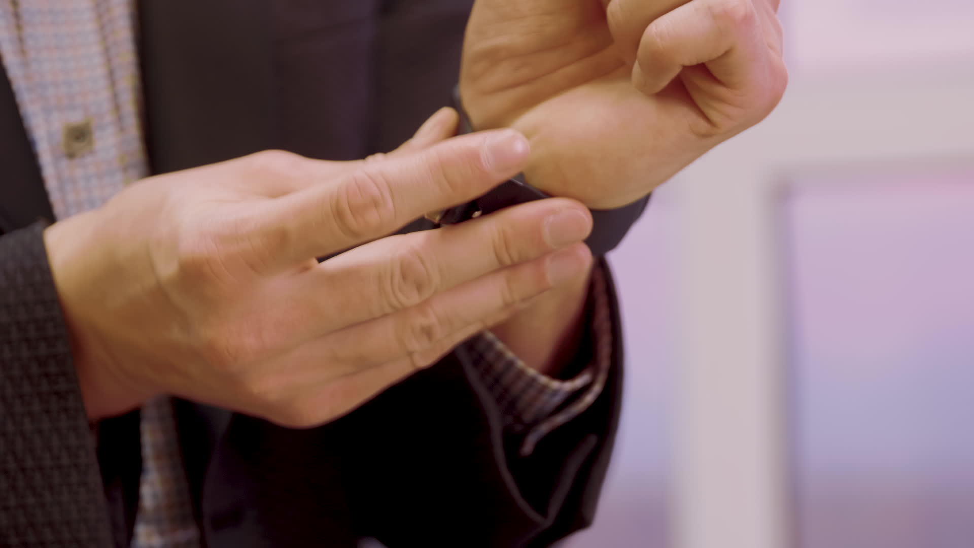 男人手腕上关闭的手表按钮男人风格的时尚和辅助产品视频的预览图