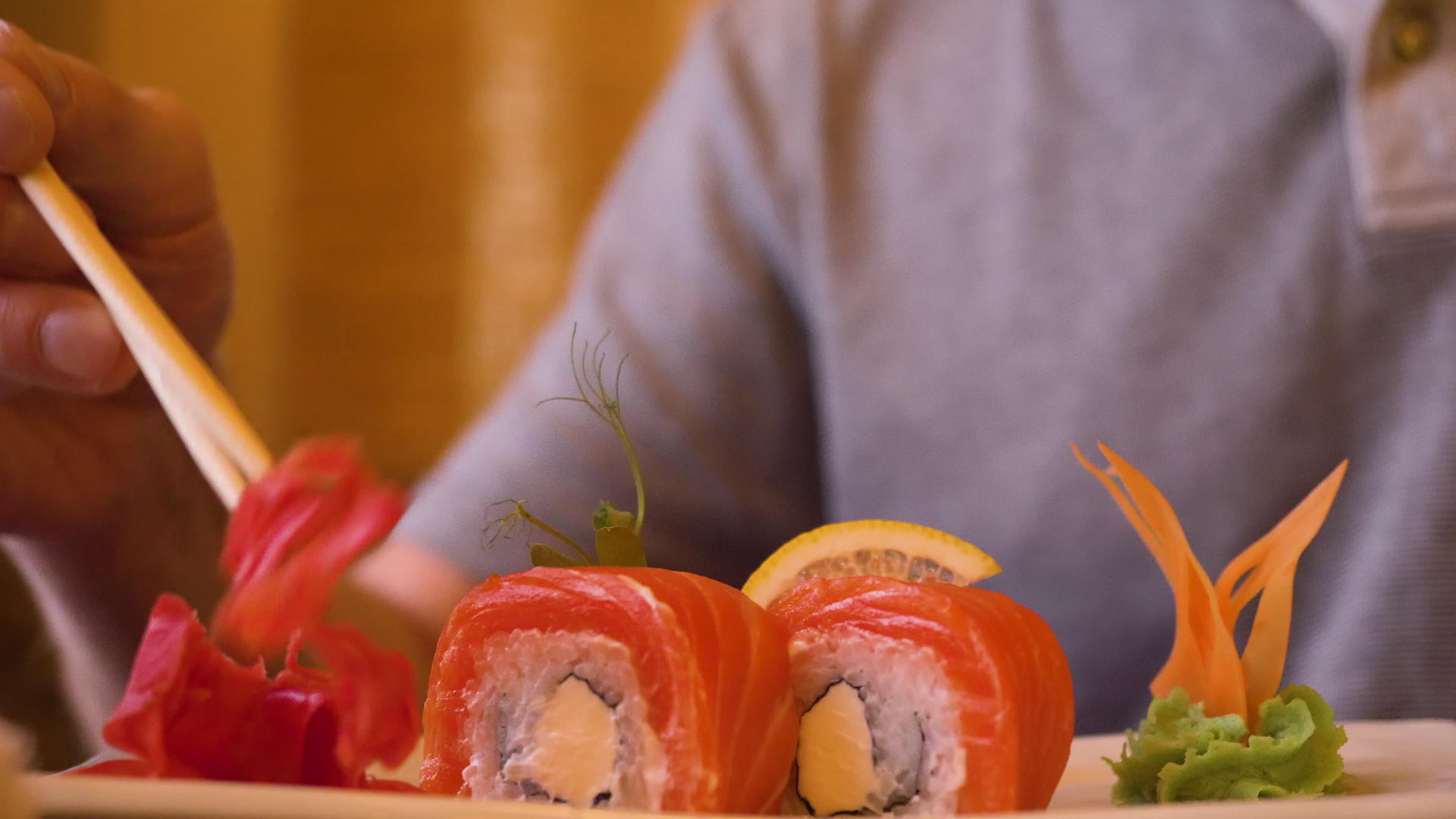 吃寿司卷时用红姜和木筷子拿红姜和木筷子视频的预览图