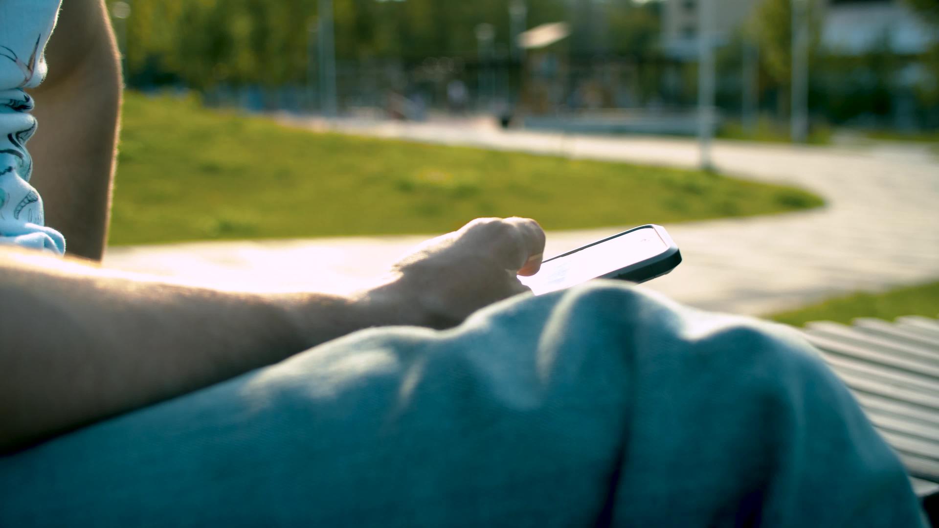 一个男人的手滚动智能手机视频的预览图