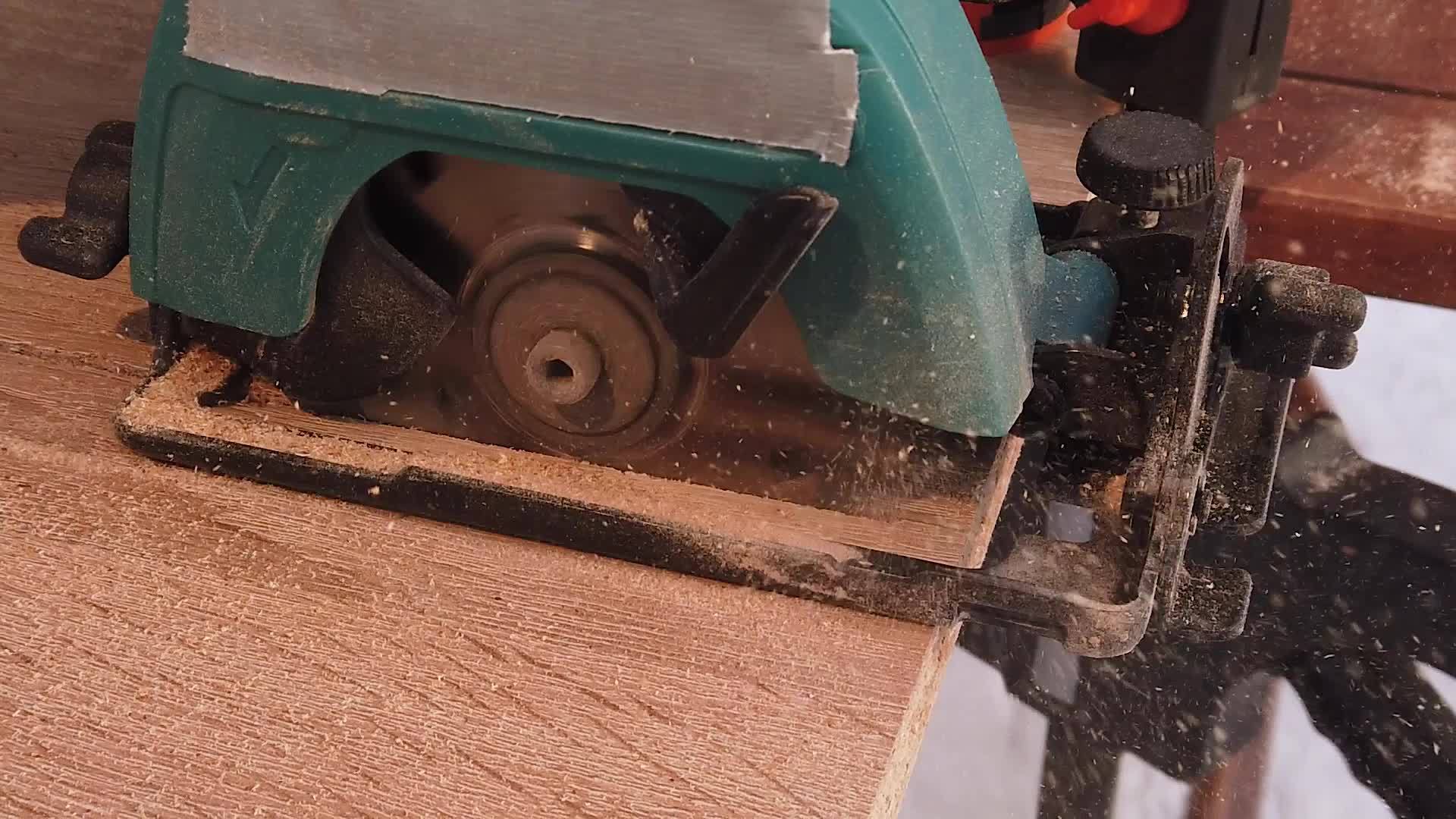 锯板带电动工具视频的预览图