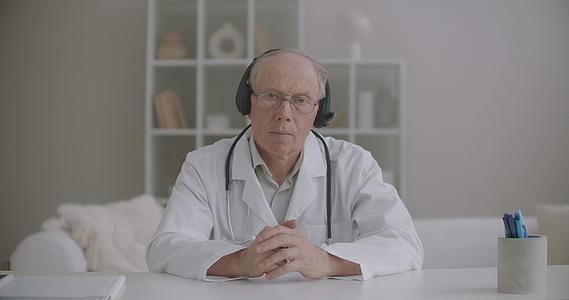老年男性治疗师在网上咨询点头医生肖像性治疗师听取患者的意见视频的预览图