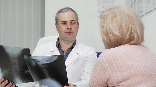 检查一名成年男性男性医生的高级女性患者X光扫描视频的预览图