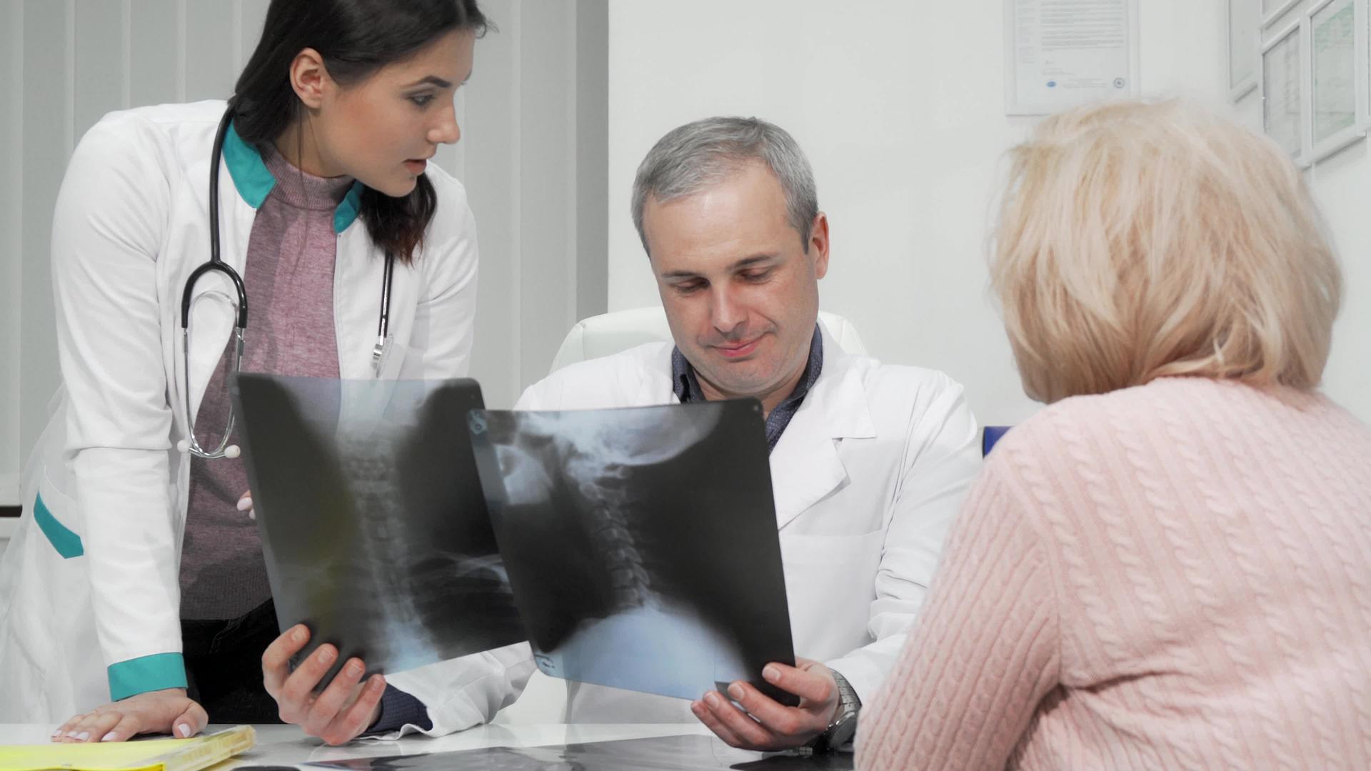 两名医生检查一名高级患者的X光扫描视频的预览图