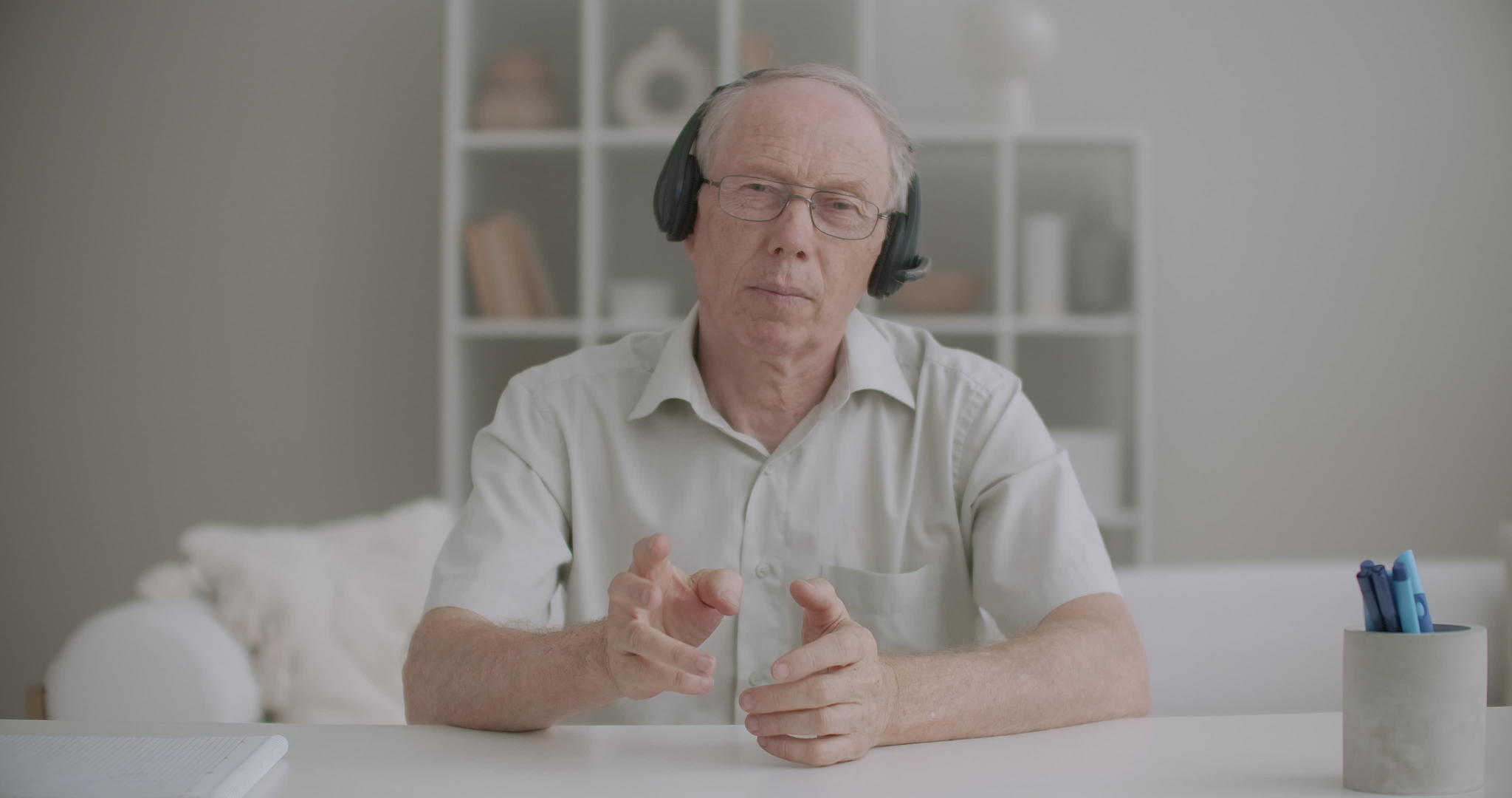 在线教育期间带耳机的老年男教师通过互联网发言视频的预览图