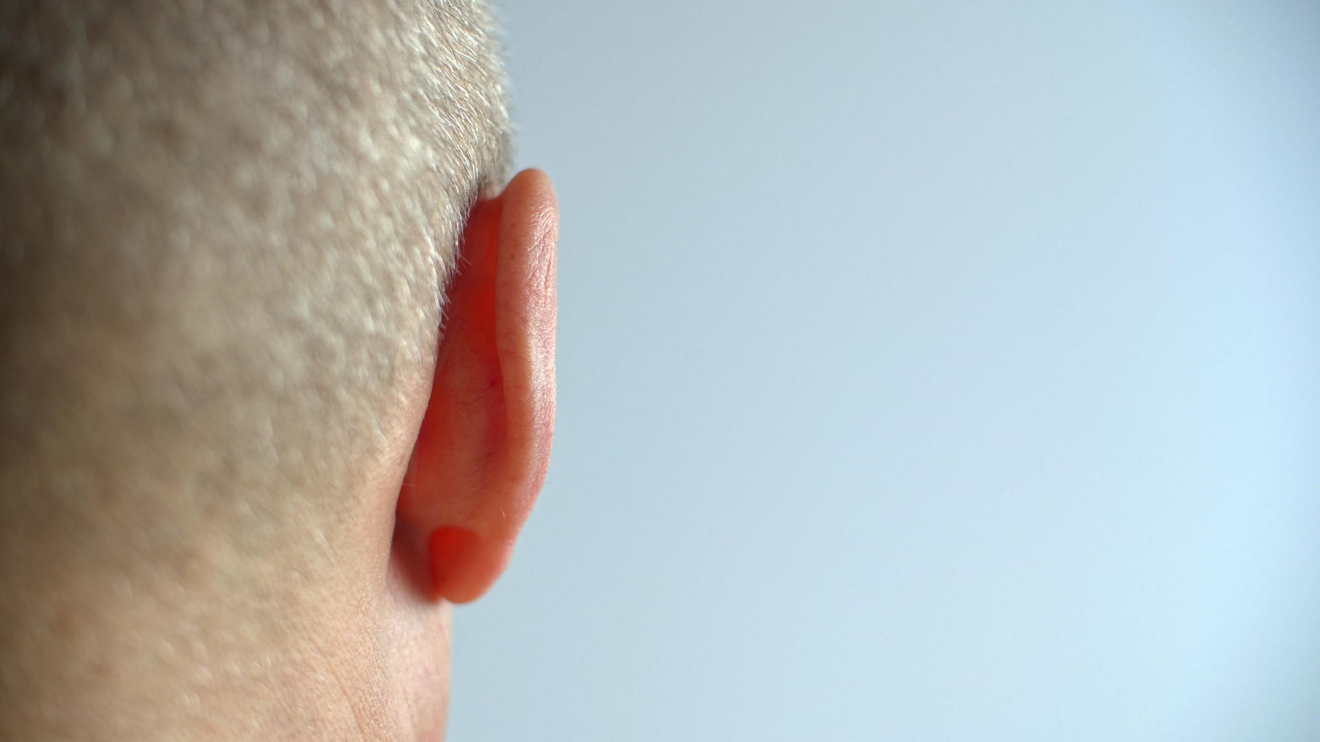 从右侧关闭男性耳朵和耳朵灰色头发的男性人类听觉器官视频的预览图