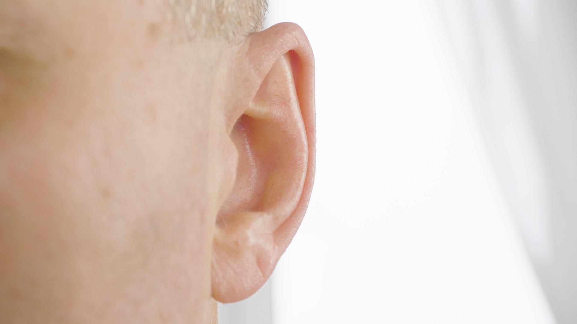 成年男性耳朵闭合男性移动耳朵、耳鼻喉科和听力健康视频的预览图