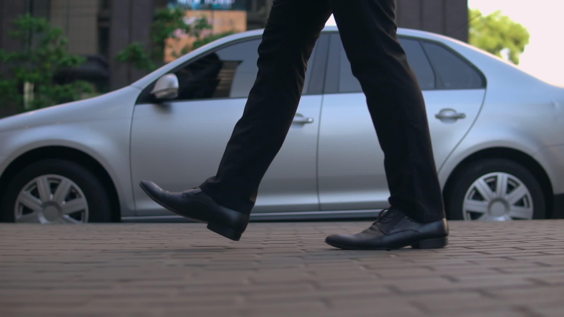 紧身男性穿黑色鞋子的腿视频的预览图
