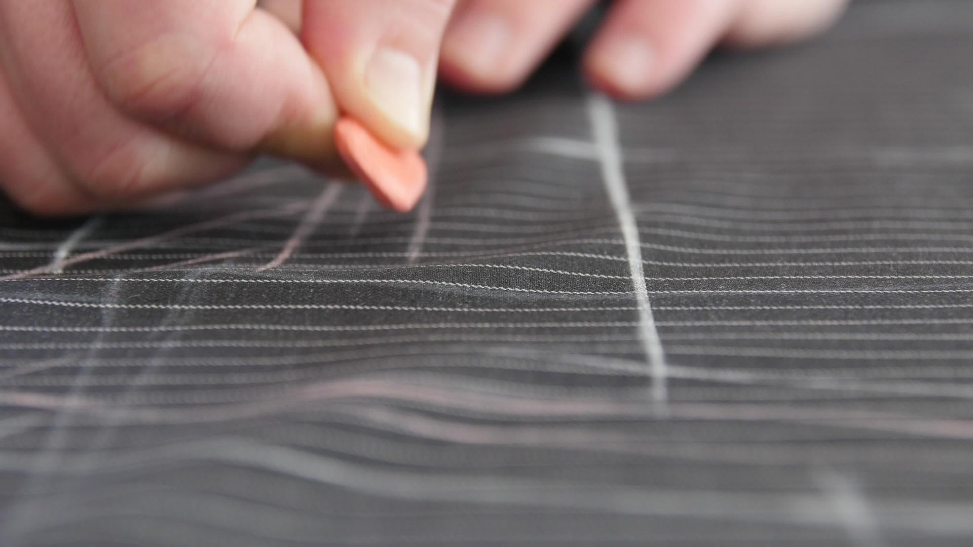裁缝在桌子上做缝纫图案时装设计师工作室羊毛面料视频的预览图