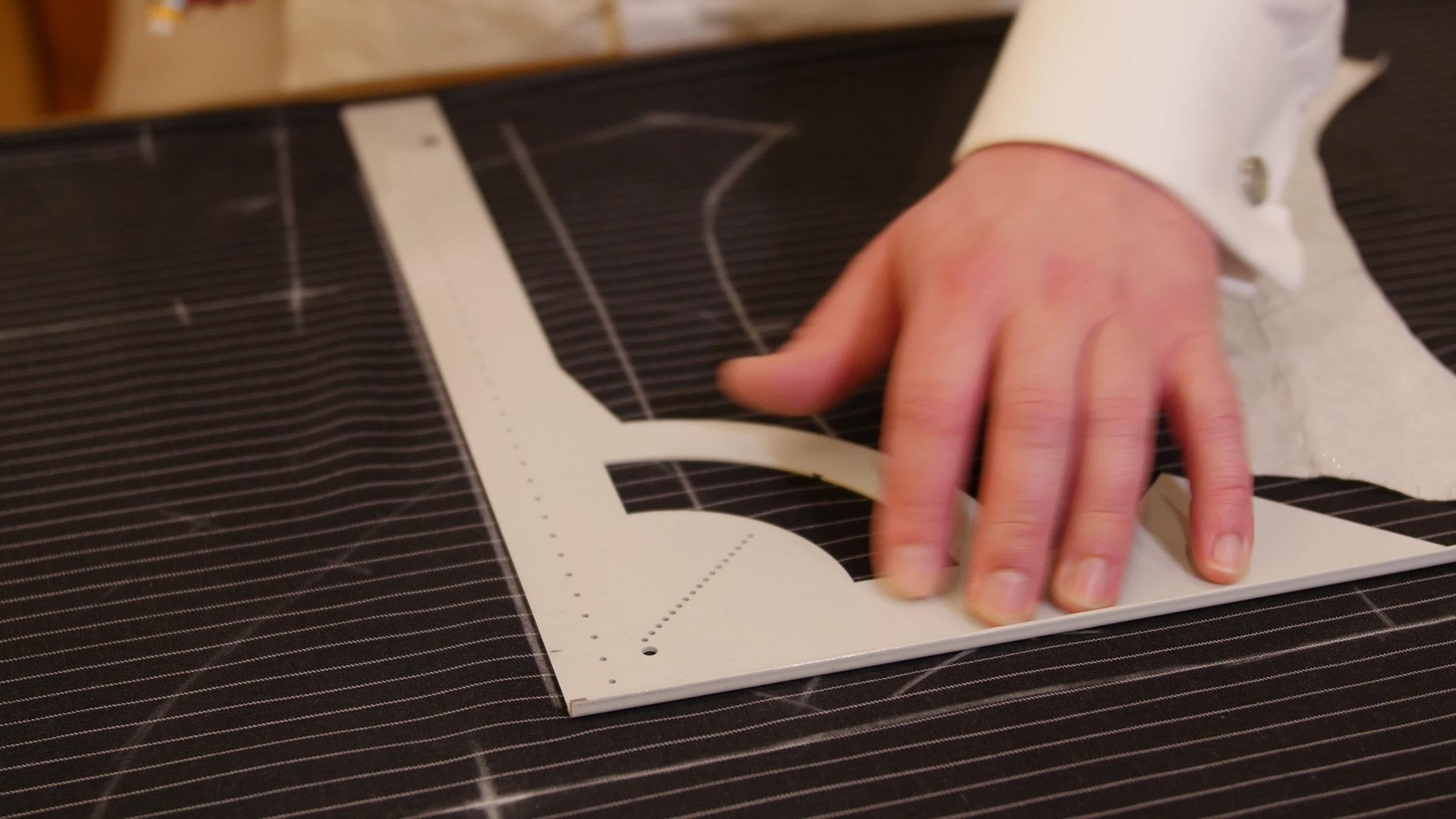 高加索女裁缝用粉笔在布上画男装设计师的素描过程视频的预览图