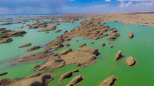 青海乌素特水上雅丹自然风光航拍视频的预览图
