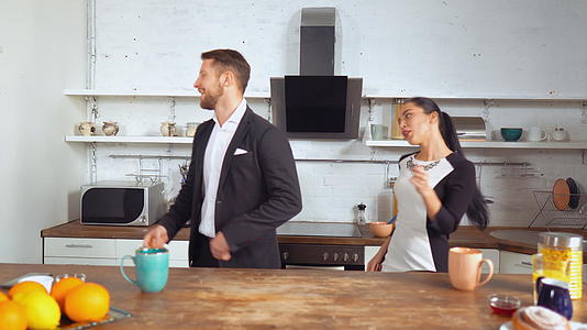 爱情情侣在厨房跳舞视频的预览图