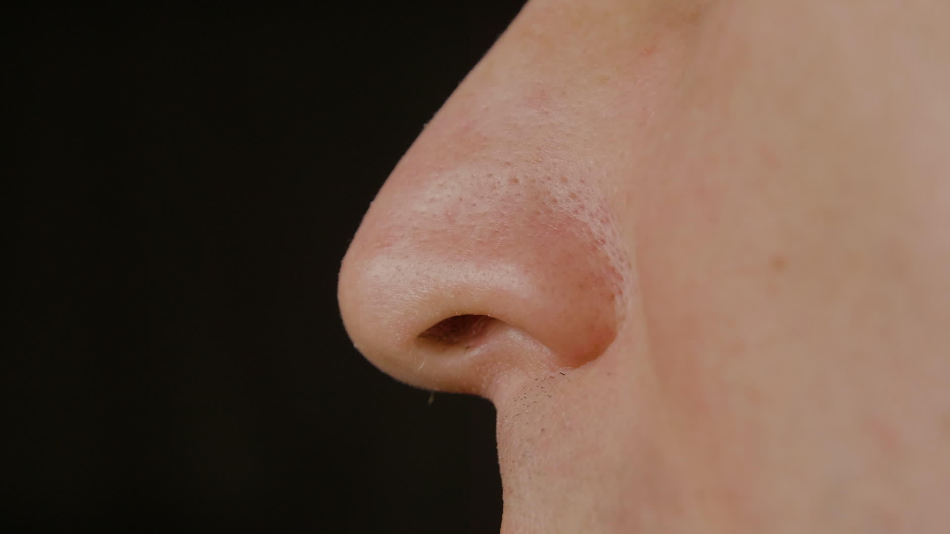 关闭男性鼻子呼吸空气剖面视频的预览图